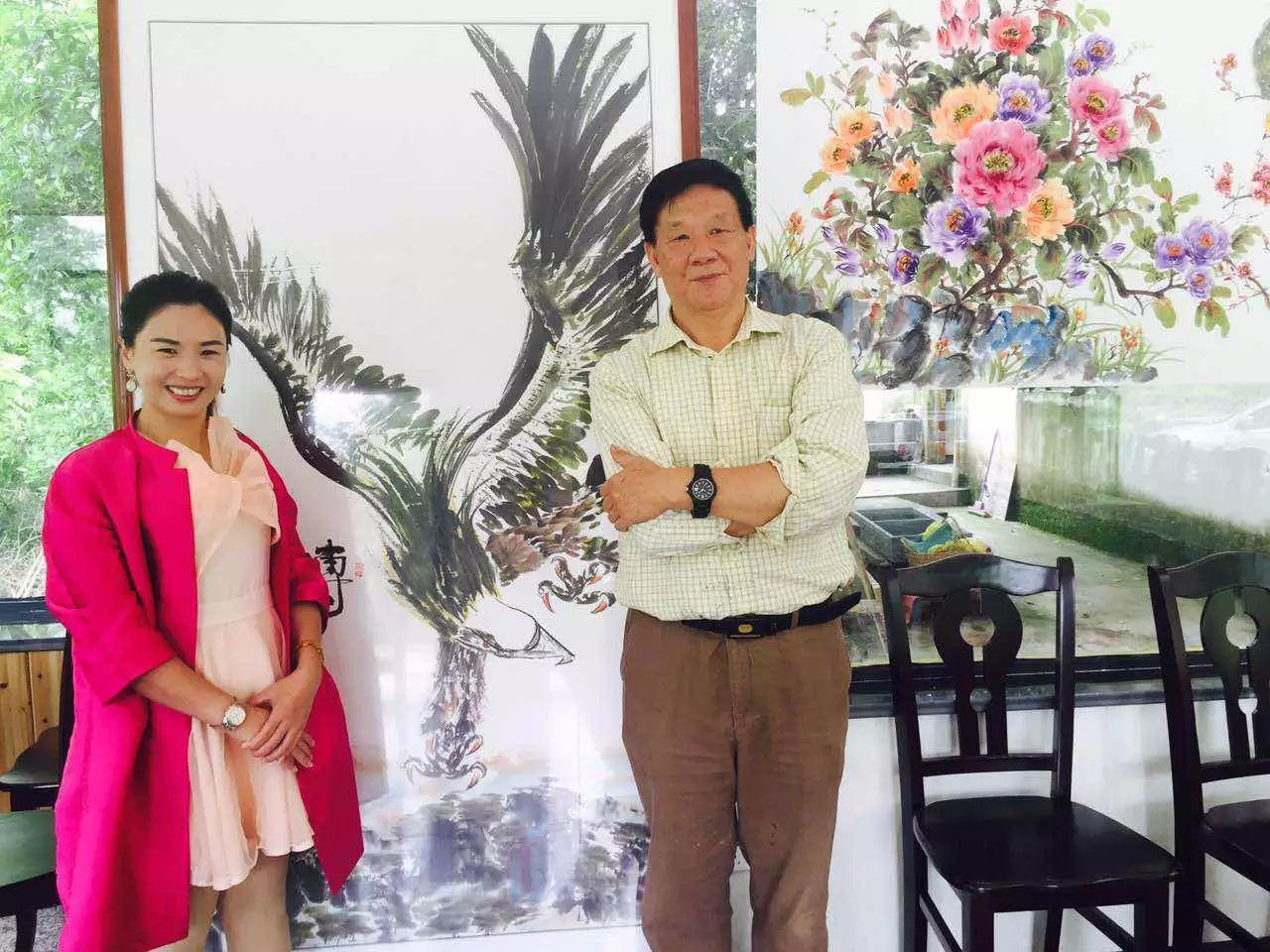 中國國家書畫院副院長汪忠玉老師為晨美顏料色母粒總經(jīng)理劉秋珍揮毫潑墨