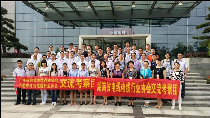 深圳晨美顏料色母粒總經(jīng)理劉秋珍經(jīng)理與各電線電纜協(xié)會會長赴蘇州考察